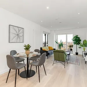 https://docklands-two-bed-apartment.cambridgehotelsuk.com