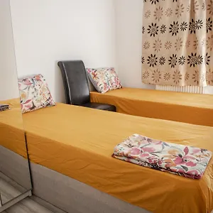https://floral-5-bed-house-in-london-with-garden-parking.cambridgehotelsuk.com
